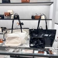 ราคา Charles&keith กระเป๋า มีโค้ดลด30% Sianna Crinkle-Effect Reversible Tote Bag กระเป๋าสะพายไหล่ ใช้ได้ 2 ด้าน ของแท้จากชอป (28159246534)