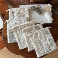 ราคา ONEL 1 ชิ้นผ้าสายและหูฟัง Organizer Vintage ลูกไม้ปัก Travel Drawstring กระเป๋าเก็บบ้านกันฝุ่นกระเป๋าเครื่องสําอางสําหรับวันเกิด VN (55507764972)