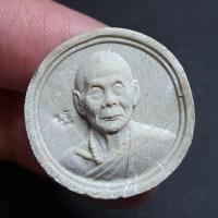 ราคา พระผงจันทร์ลอย รุ่น "แจกทาน 49" หลวงพ่อเพี้ยน วัดเกริ่นกฐิน ลพบุรี พ.ศ.2549 รับ 2 องค์ (24714111977)