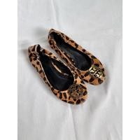 ราคา toryburch slip on ลายเสือ (28981896352)