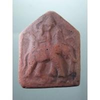 ราคา Antig Lee 893 สมเด็จพระนเรศวร ทรงช้างศึกกระทำยุทธหัตถี เนื้อดินเผา ปี 2507 ด้านหลังจานอักขระอาคม (42124996868)