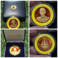 ราคา เหรียญที่ระลึก รัชกาลที่ 9 ฉลองสิริราชสมบัติครบ 50 ปี กาญจนาภิเษก ( 9 มิถุนายน พ.ศ. 2539 ) สภาพสวยพร้อมกล่อง ขัดเงา หน้า (25171496778)