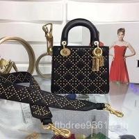 ราคา กระเป๋าถือหนังลูกวัวเนื้อนุ่ม Lady Dior สไตล์คลาสสิก พร้อมสายสะพายโลหะกว้าง และเล็บนูน (54207897607)