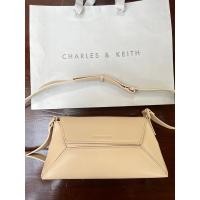 ราคา กระเป๋าสะพาย CHARLES & KEITH สีเบจ (22231396083)