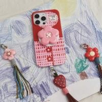 ราคา Likio Red Flower Grip Case (Pre-Order) เคสไอโฟนดแกไม้ดีไซน์โทนแดง-ชมพู ลายตารางสไตล์วินเทจ พร้อมกริ๊ปดอกไม้ (48306669144)