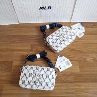 ราคา MLB monogram crayon mini cross bag กระเป๋าสะพายข้างสีขาวน้ำเงิน Size: H11.5*L18*W4 cm. (9740678549)