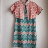 ราคา Miss Rara - ชุดเดรสผ้าบาติกพร้อมโบลโรแขนสั้น (Preloved) (9236180378)