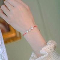 ราคา สร้อยข้อมือมุกเทียมนำโชค สร้อยข้อมือเชือกถักสีแดงสำหรับผู้หญิง ปรับขนาดได้ (27884396312)