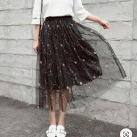 ราคา กระโปรงผ้ามุ้งสีดำปักลายดอกไม้สีชมพูเอวยืดมีซับในมือสองแบรนด์ (20753307958)