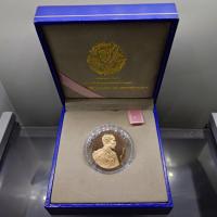 ราคา เหรียญรัชกาลที่5 หลังจปร. โมเน่ร์ เดอ ปารีส เนื้อบรอนซ์ขัดเงา รุ่นกาญจนาภิเษก ปี2539 พร้อมกล่องเดิม (49052274454)