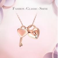 ราคา Roxi สร้อยคอพร้อมจี้รูปแม่กุญแจ และลูกกุญแจ 18K Rose Gold โดดเด่น ไม่ให้ดูเรียบเกินไป รุ่น : 20307032520b (1229630909)