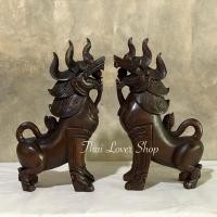 ราคา (1 คู่)สิงห์ไม้ สิงห์ไม้แกะสลัก(สีโอ๊ค) ขนาด : กว้าง 9 x ยาว 19 x สูง 32 cm (ขนาดอาจไม้เป๊ะ100% เนื่องจากเป็นงานแกะค่ะ (20427075308)