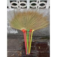 ราคา ไม้กวาดดอกหญ้า grass broom ด้ามพลาสติก หนาแน่น แข็งแรง กวาดสบายเบามือ (29787304826)