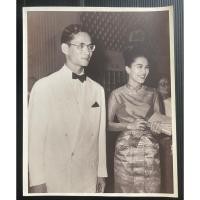 ราคา พระบรมฉายาลักษณ์ในหลวงรัชกาลที่9 และพระราชินี รูปถ่ายขาวดำเก่า พระบาทสมเด็จพระมหาภูมิพลอดุลยเดชมหาราช บรมนาถบพิตร (16693231345)