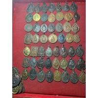 ราคา ชุดเหรียญ”หลวงพ่อ คูณ ปริสุทฺโธ วัดบ้านไร่ “ คละแบบ คละรุ่น (22979641122)