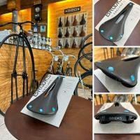 ราคา เบาะ_อานจักรยาน BROOKS C15,C17 Carved x CHRIS KING Limited Edition (26579791558)