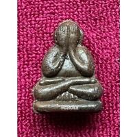 ราคา LP5813-0873301 พระปิดตาเสริมฐาน มหาลาภลอยองค์ เนื้อดินเก้าบัง หลวงปู่คำพัน วัดธาตุมหาชัย ปี 2533 (42572864396)