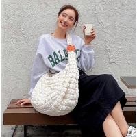 ราคา พร้อมส่ง * กระเป๋า COS Oversized Quilted Bag สี off-white ของแท้ 100% (18983498311)