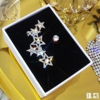 ราคา ต่างหูหมู่ดาวฝังเพชร อีกข้างเป็นเพชรเดี่ยวเม็ดเดียว (4316113893)