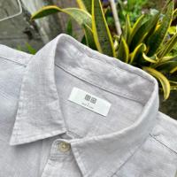 ราคา KEMEJA UNIQLO เสื้อเชิ้ตผ้าลินินสีเทานุ่ม (L) (27188407942)