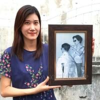 ราคา กรอบรูปในหลวงรัชกาลที่ 9 ทรงพระเครื่องใหญ่ (ตัดผม) ทรงพระเกศา สุดคลาสสิค ใส่กระจกตัดแสงแบบดีที่สุด (1409290318)