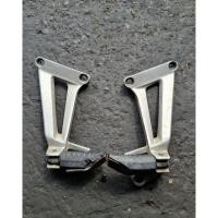 ราคา พักเท้าหลัง honda CBR 150 คาบู แท้ถอดจากรถ สินค้ามือสอง (55253051066)