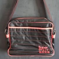 ราคา กระเป๋าสะพาย Superdry ของแท้ใบใหญ่ (1687659247)