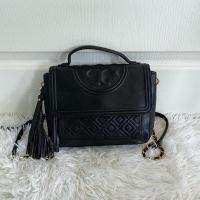 ราคา Used Tory Burch Fleming Satchel Black ของแท้ (10069177182)