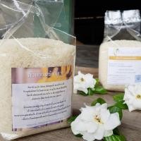 ราคา ข้าวแห่งบุญ ข้าวเจ้ามะลิหอมมงคล คัดที่1 พร้อมบทสวดคำถวายข้าวสาร บรรจุ 1500 กรัม (1342113460)