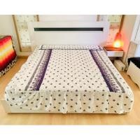 ราคา ผ้าคลุมเตียง (กระโปรงเตียง) หรือผ้าปูที่นอน (แบบหนา) ขนาด 5.5-6ฟุต สีขาวลายวินเทจสีน้ำเงิน ด้านบนมีระบาย มือสองเกาหลีแท้ (23260677477)