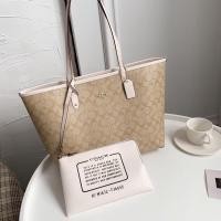 ราคา ฿2,880 COACH อะไหล่ทอง กระเป๋า Coach Tote กลับด้าน สามารถกลับใช้ได้ 2 ด้าน มีใบลูกมาให้อีกด้วย คุ้มมากมายค่ะ (9214900100)