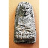 ราคา G2511 หลวงปู่ทวด วัดห้วยมงคล รุ่นปาฏิหาริย์ลายเซ็น พิมพ์พระรอด หลังข้าวสารหิน โรยผงสุวรรณมงคล 2549 (42718787204)