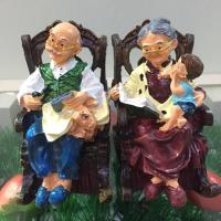 ราคา ตุ๊กตาเรซิ่นตายายนั่งเก้าอี้โยก ตาอ่านหนังสือ ยายเลี้ยงหลาน รหัส063 (930938197)