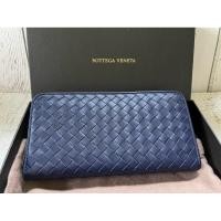 ราคา BOTTEGA VENETA กระเป๋าตังซิบรอบใบยาวน้ำเงินเข้ม (42665987883)