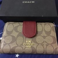 ราคา กระเป๋าสตางค์ coach ใบกลาง สีแดงเลือดหมู สภาพดี (3701600985)
