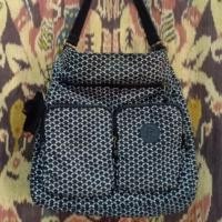ราคา กระเป๋า Kipling Tasmo Monochrome Crossbody มือสองของแท้ (2876195195)