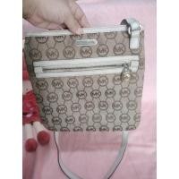 ราคา กระเป๋าสะพายข้าง MK แท้ขนาด 10 นิ้วสีครีม (40121553511)