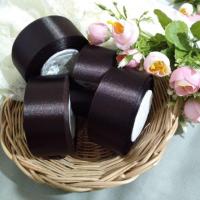 ราคา ริบบิ้นผ้าซาตินสีน้ำตาลเข้ม ม้วน25หลา 40บาท (3329160854)