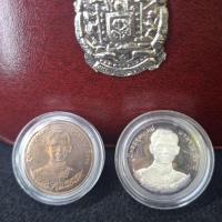 ราคา เหรียญที่ระลึกครบ 95 ปี โรงเรียนนายร้อยตำรวจเนื้อเงินขัดเงา และเนื้อนวะพร้อมกล่องเดิม (47005650315)
