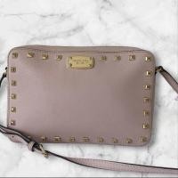 ราคา Michael Kors กระเป๋าสะพายสีชมพูอ่อน (28438438233)