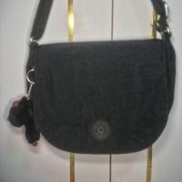 ราคา กระเป๋า Kipling รุ่น [Messenger/Shoulder Bag] สะพายข้าง สีดำ ฝาพับ พร้อมพวงลิง มือสองสภาพดี (40363601779)