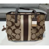 ราคา พร้อมส่ง!! กระเป๋าสะพายยี่ห้อ Coach ของแท้ % ค่ะ (2906406229)