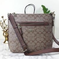 ราคา COACH MAE FILE CROSSBODY IN SIGNATURE CANVAS (COACH F77885) SIZE : 11 1/2" (L) x 10 1/2" (H) x 2 3/4" (W) (3691545479)