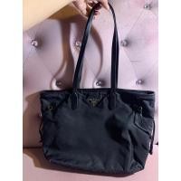 ราคา PRADA NYLON TOTE ลดในไลฟ์เหลือ3300+3700ค่า❤️ (22921903925)