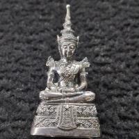 ราคา พระแก้วมรกต เนื้อเงิน (ใต้ฐานตอกโค๊ด และหมายเลข) กรมสรรพสามิตจัดสร้าง ออกวัดพระศรีรัตนศาสดาราม ปี 2539 พร้อมกล่อง (26166243236)