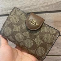 ราคา กระเป๋าสตางค์ Coach รุ่น 2 พับ กระดุม ลายซีน้ำตาลอ่อน แท้ % (19980709453)