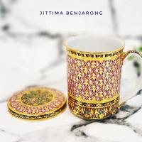 ราคา จิตต์ติมา เบญจรงค์ ชุดแก้วน้ำฝาปิดเบญจรงค์ ในกล่องผ้าไหม (สินค้า OTOP 5 ดาว) (14466029424)