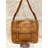 ราคา กระเป๋าหนังมือสองแบรนด์ BEAN POLE สภาพสวย ภายในสะอาด อะไหล่มีร่องรอยการใช้งานบ้างเล็กน้อย มีช่องใส่ของช่องใหญ่ 2 ช่อง (18777956305)