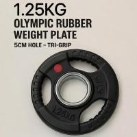 ราคา 1.25KG (1 ชิ้น) แผ่นน้ําหนักยางโอลิมปิก Tri-Grip Design เหมาะกับบาร์โอลิมปิก 50 มม. Home Gym Essential (40101909603)