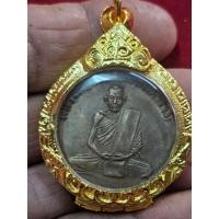 ราคา เหรียญหลวงพ่อกวยวัดโฆสิตารามเนื้อทองแดงเป็นเหรียญกลมรุ่นแรก พร้อมกรอบทองไมครอน (51804341613)